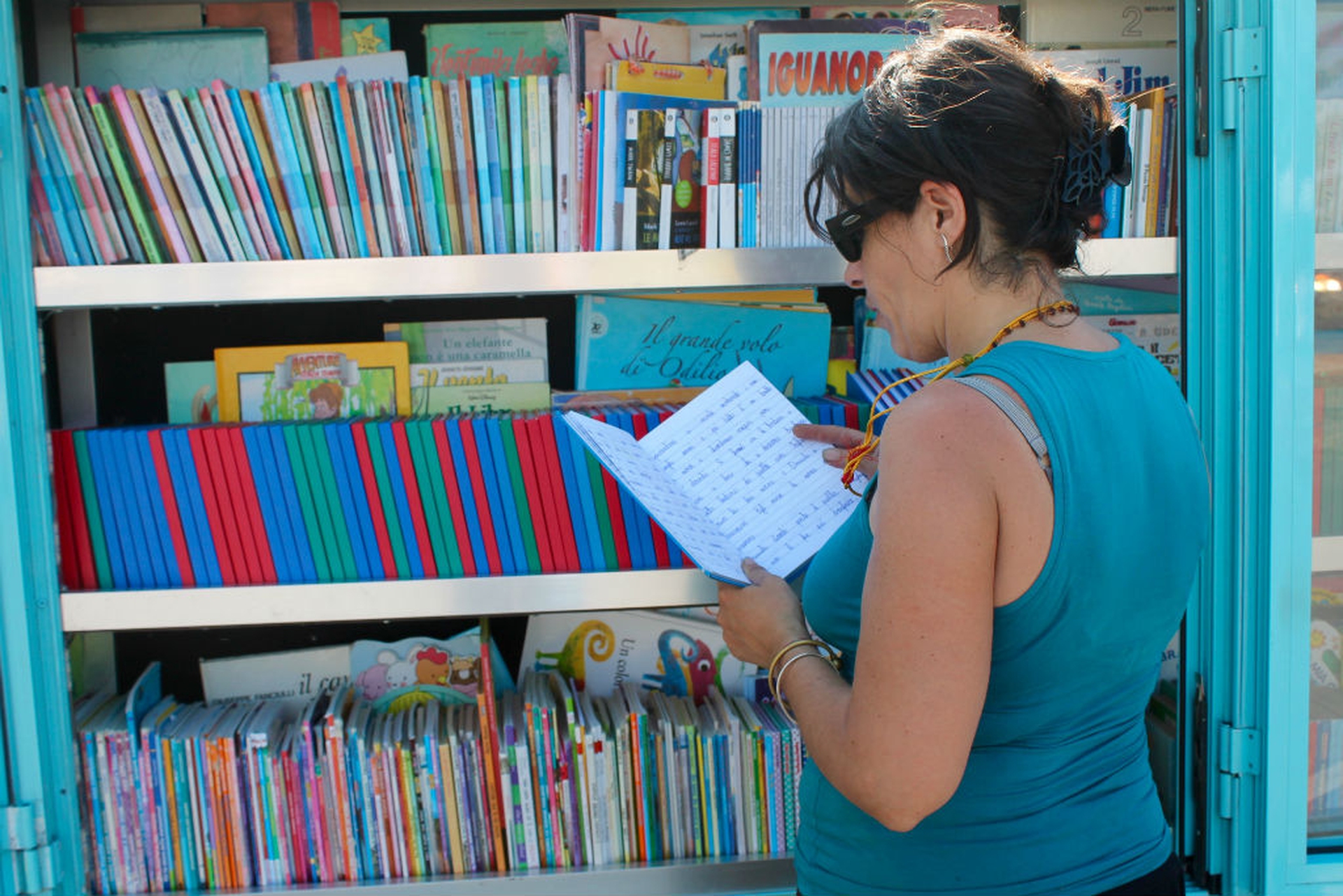 Il maestro che gira in apecar per portare i libri ai bambini