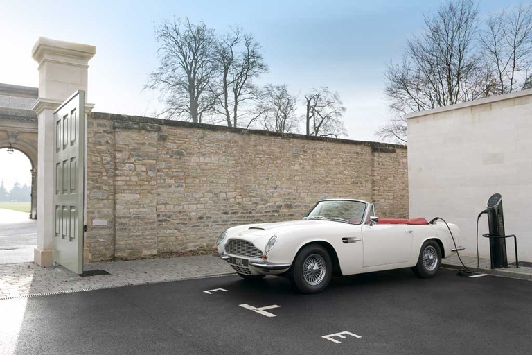 Aston Martin ha varato un programma ufficiale di elettrificazione dei suoi modelli d'epoca. La prima trasformazione è avvenuta su una DB6 MkII Volante del 1970. © Aston Martin