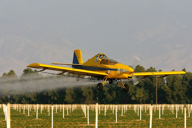 Aeroplano spruzza pesticid