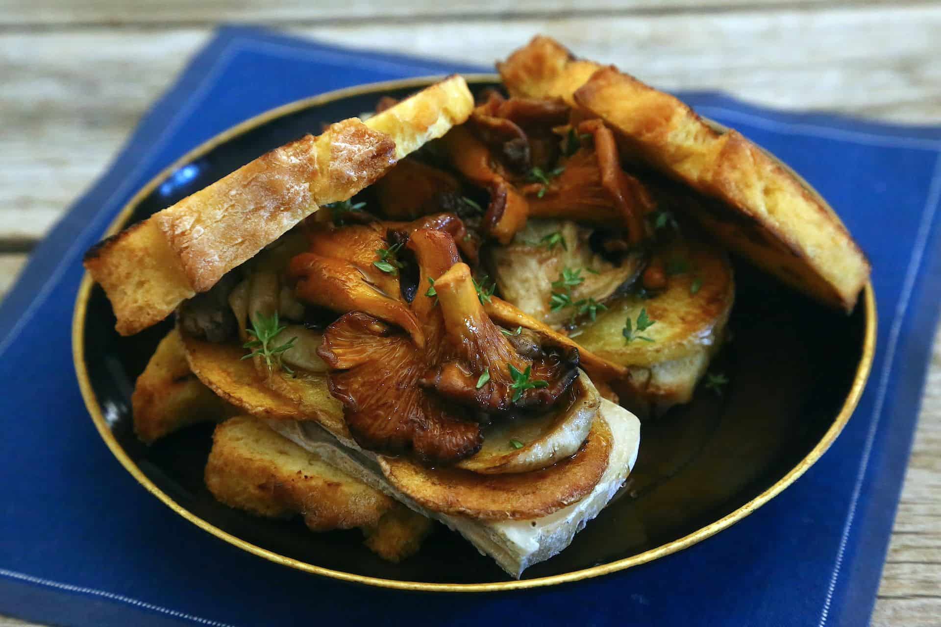 Crostoni di funghi, taleggio di capra e patate al timo. La ricetta