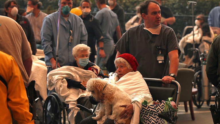Evacuazione per gli incendi in California