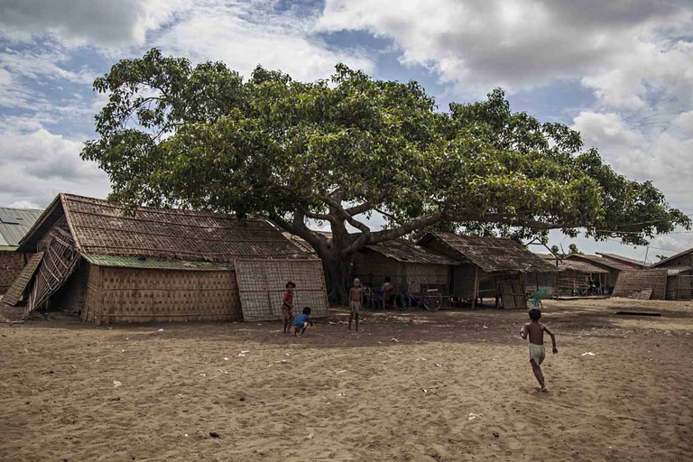SITTWE, Birmania - 18 maggio 2016: bambini Rohingya giocano vicino al campo per sfollati di Sittwe. (Photo by Lauren DeCicca/Getty Images)