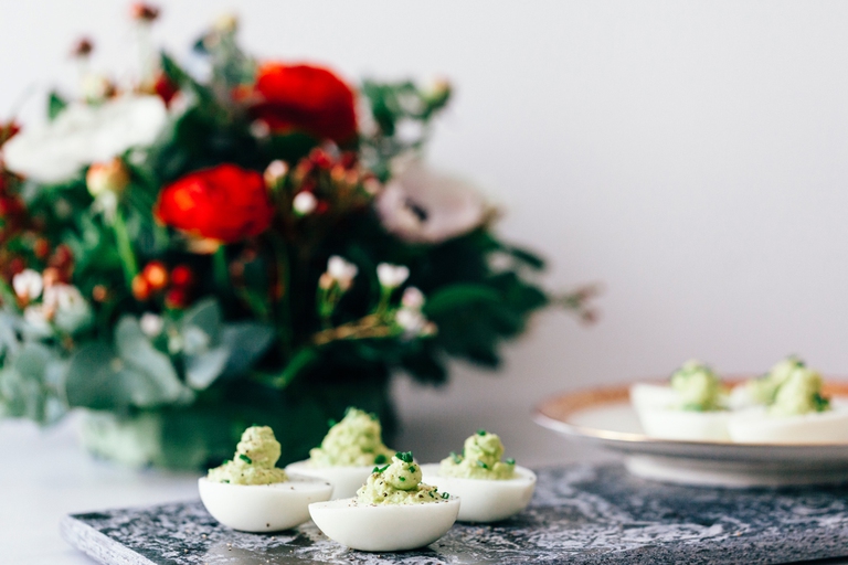 uova ripiene avocado erba cipollina