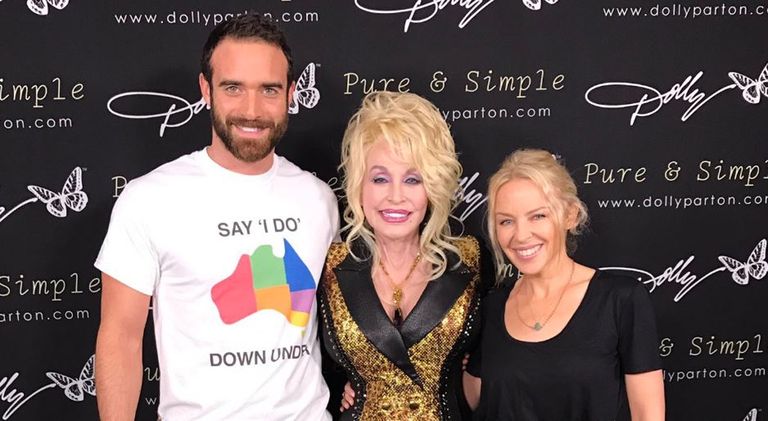 Joshua Sasse e Dolly Parton insieme per la campagna Say 'I Do' Down Under
