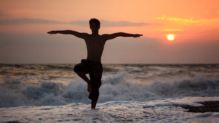 Una buona ricetta pratica per uno stile di vita salutare, suggeriscono i ricercatori, dovrebbe prevedere 30 minuti di attività fisica tre volte la settimana e un quarto d’ora di risate al giorno.