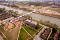 L’Olanda ha un ponte ciclabile che passa sul tetto verde di una scuola