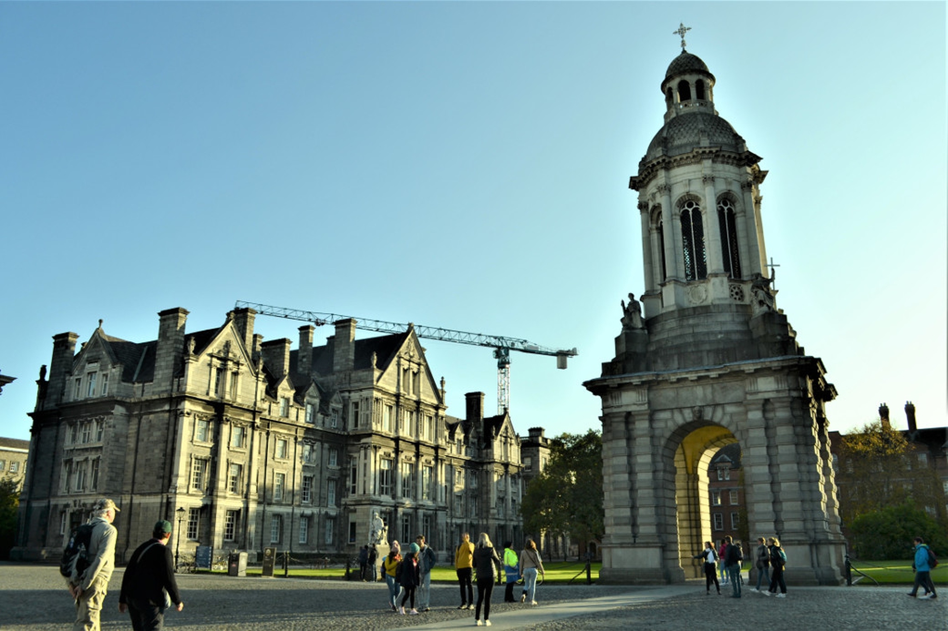 Tra gli ex studenti del Trinity College ci sono Samuel Beckett, Oscar Wilde, Edmund Burke e Oliver Goldsmith