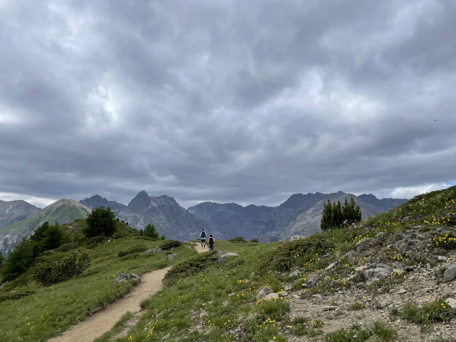 A Livigno si possono ripulire i sentieri mentre si cammina