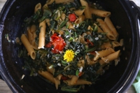 Penne integrali con il tarassaco. La ricetta mediterranea