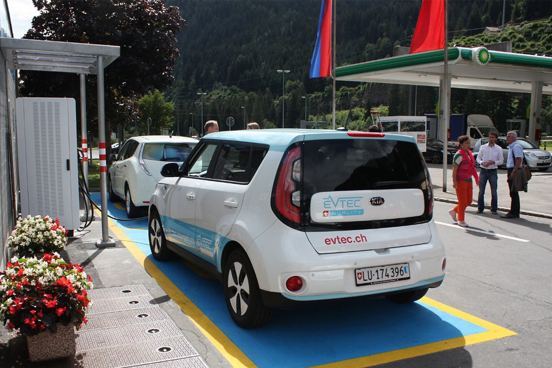 Debuttano in Svizzera le super colonnine di ricarica a energia rinnovabile