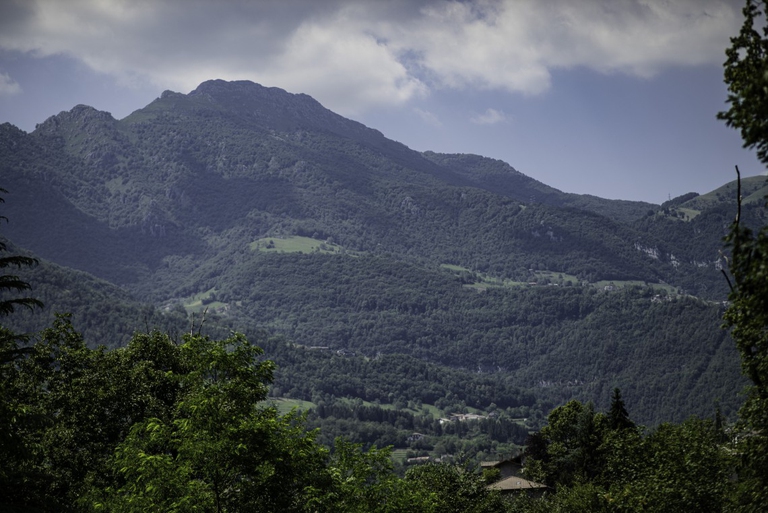 Una veduta di Corna Imagna dove sorge la fattoria La capra campa