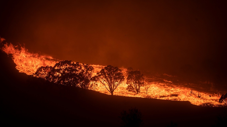 Area collinare vicino a Canberra in fiamme