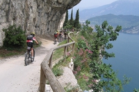 Pedalare sul sentiero della Ponale, un eccezionale balcone sul lago di Garda