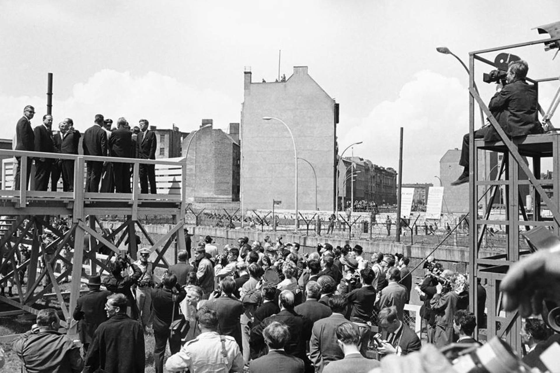 Возведение берлинской стены год. Берлин 1961-1989. Берлинская стена 1961-1989. Возведение Берлинской стены 1961 г. Берлинская стена Берлин 1961.