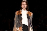 Valentino si aggiunge alle case di moda che abbandonano le pellicce animali