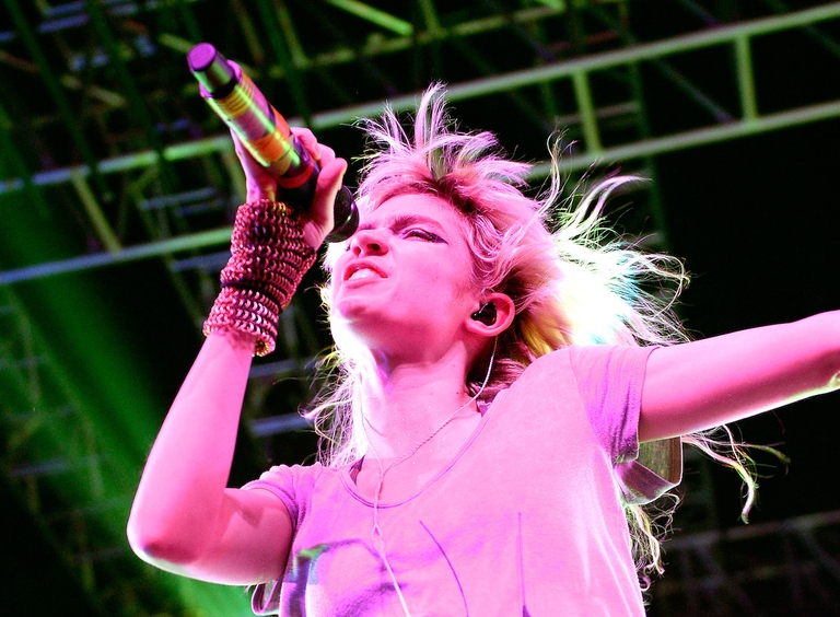 Grimes durante un live.