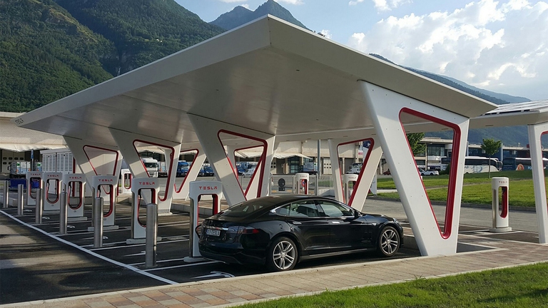 Auto elettriche Tesla