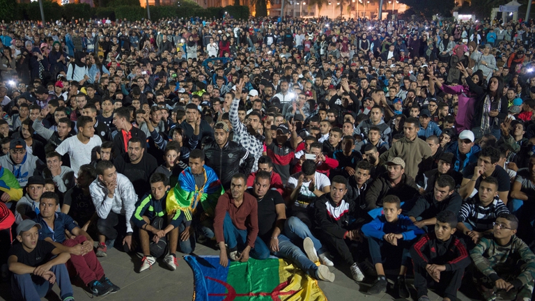 Manifestanti espongono la bandiera Amazigh (Berbera) durante una protesta a Hoceima SENNA/AFP/Getty Images)