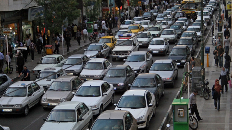 Traffico in una via di Teheran. In Iran c’è un parco circolante di circa 14 milioni di auto da rinnovare.