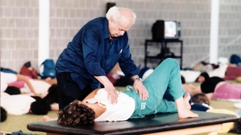 Moshé Feldenkrais (Slavuta, 6 maggio 1904 – Tel Aviv, 1º luglio 1984) è stato un fisico e ingegnere israeliano naturalizzato britannico, creatore del metodo omonimo. Dagli anni Ottanta in molti paesi del mondo, si sono formate associazioni di insegnanti del metodo che hanno come scopo la tutela dell'opera di Moshè Feldenkrais e della professione, la diffusione del metodo e il suo riconoscimento presso le istituzioni. Il corso di formazione professionale dura quattro anni e l'ordinamento didattico delle scuole è uniforme in tutto il mondo, poiché segue un regolamento internazionale.