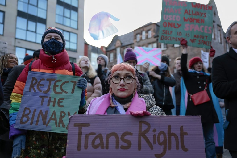 La protesta in Scozia contro il ban di Londra alla legge sui transgender