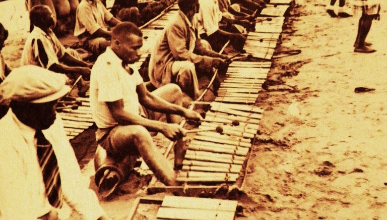 Un'orchestra Chopi di timbila composta da centinaia di suonatori di xilofono in Mozambico 