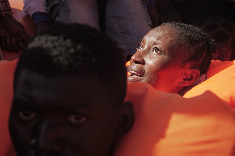 Migranti, la Ocean Viking è finalmente sbarcata a Tolone