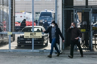 Coronavirus, in caso di contagio tra i detenuti le carceri rischiano il collasso. Rivolte in tutta Italia, 12 morti
