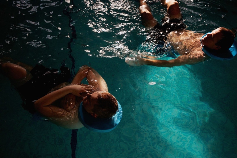 Due uomini in una piscina sfruttano l'acqua per idroterapia benefici.