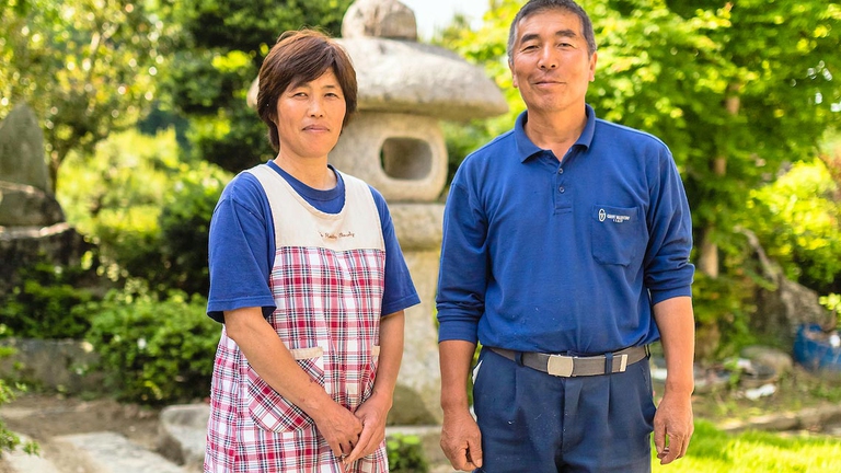 A Fukushima ci sono più di 150 sorgenti termali, dette “onsen” in giapponese. Il turismo non è più una fetta importante dell’economia della prefettura come lo era prima del terremoto, ma comunque in città come Nihonmatsu approdano ricercatori che ispezionano il livello di radioattività. Siamo a 50 chilometri da Fukushima Daiichi, appena fuori dalla zona di evacuazione, dove i venti di nordovest trasportano le radiazioni dalla centrale. Qui si può approfittare dell’ospitalità calda e generosa di contadini del luogo, come Tatsuhiro e Miwako Ono.