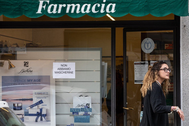 farmacia italiana che ha finito mascherine per proteggersi da coronavirus