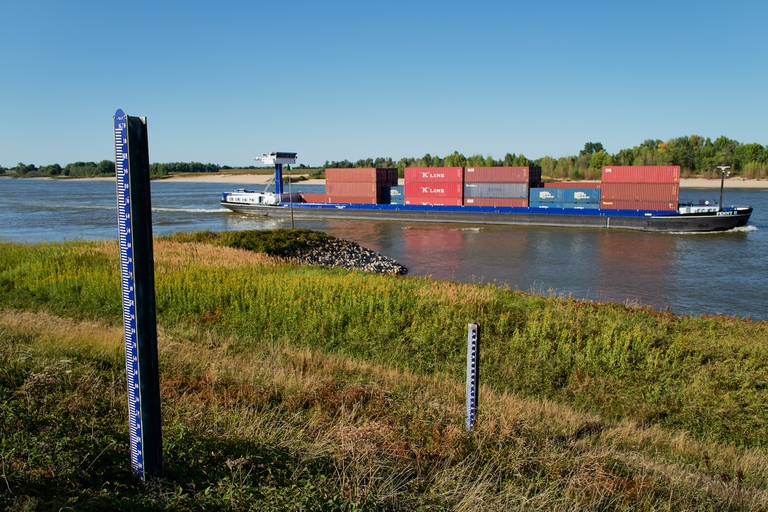 Una nave nel tratto del Reno che attraversa i Paesi Bassi