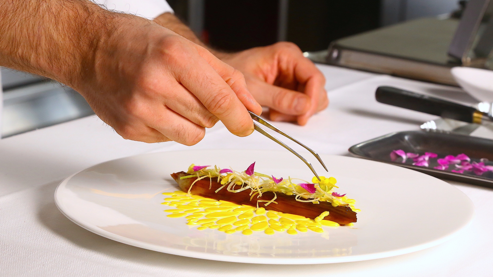 Chef Edoardo Fumagalli compone la sua ricetta FIORI_