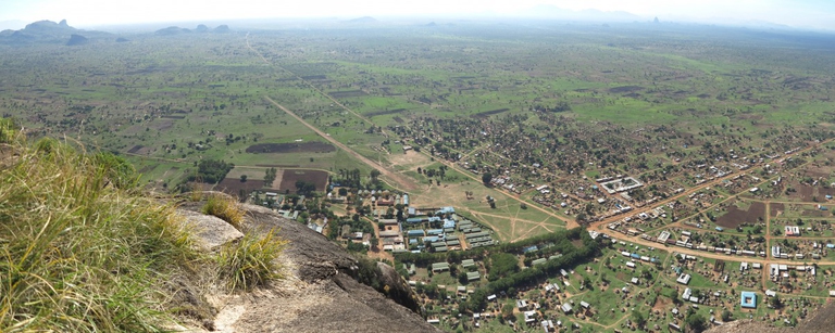 La vista su Kalongo dal Monte Oret. Da Kalongo la prima strada asfaltata è a 150 chilometri di distanza © Fondazione Ambrosoli