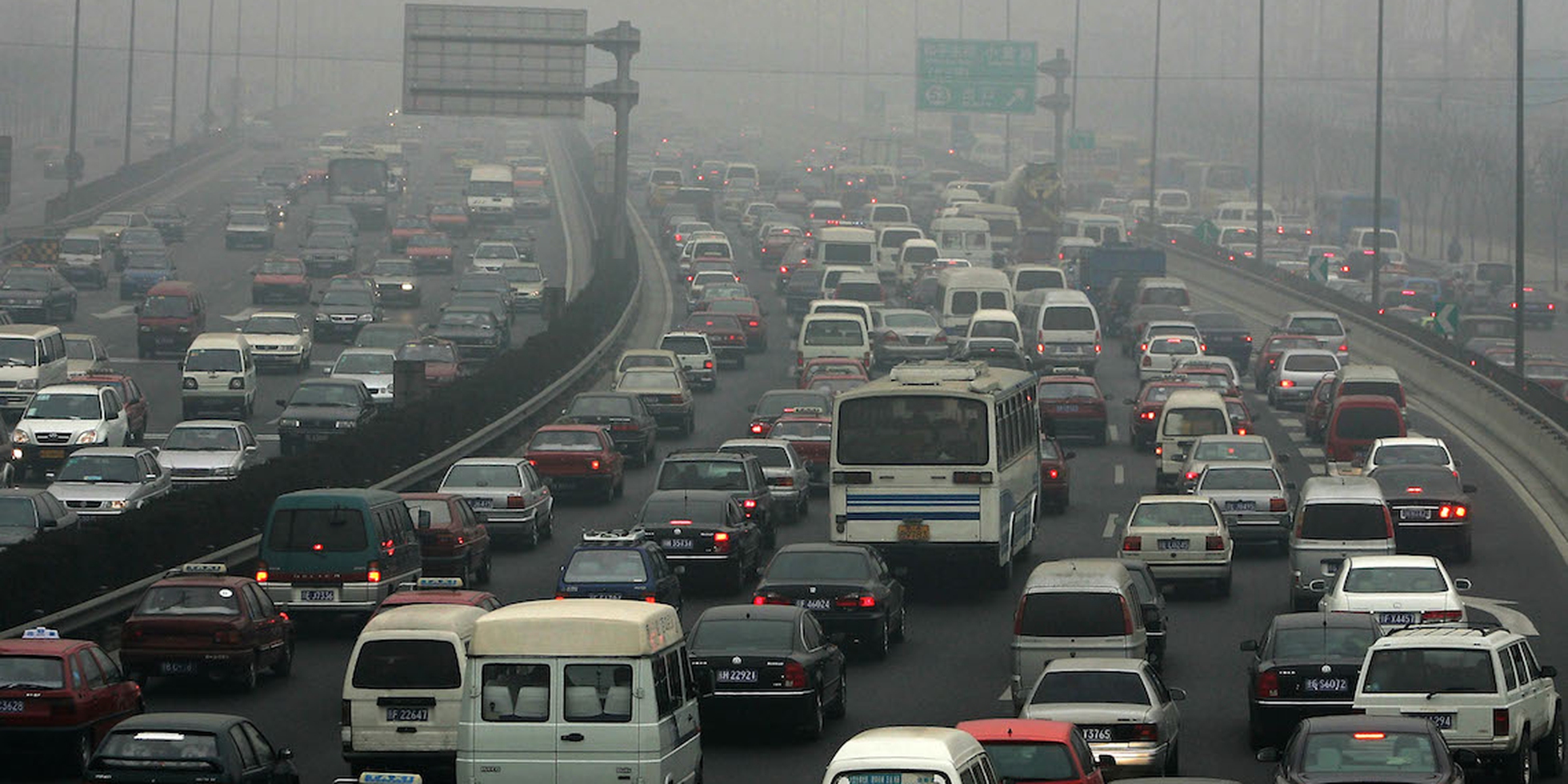 Выбросы двигателей автомобиля. Загрязнение воздуха автомобилями. Загрязнение автотранспортом. Экология загрязнение воздуха автомобилями. Загрязнение атмосферы автотранспортом.