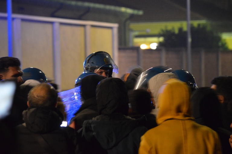 stranieri alla questura di Milano