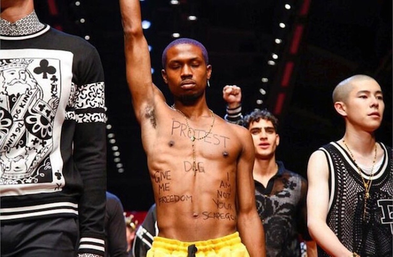 Raury protesta sulla passerella di Dolce & Gabbana a petto nudo.