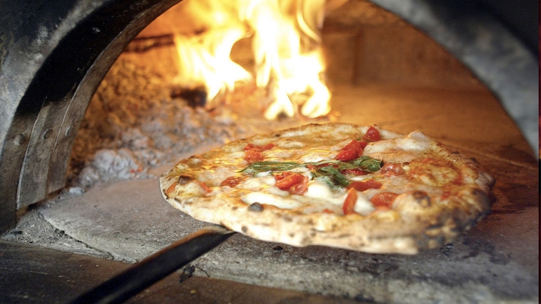 I suoi segreti di salute stanno nella pasta ben lievitata che riduce la necessità di sale, l’abbondante mestolo di pomodoro ricco di licopene, la spolverata di mozzarella fiordilatte o di bufala che grazie ai suoi grassi migliora l’assorbimento degli antiossidanti, l’olio extravergine d’oliva a crudo colmo di acidi grassi monoinsaturi, polifenoli e vitamina E, erbe aromatiche, peperoncino. 
