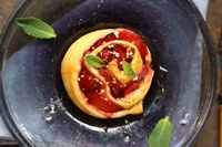 Girelle di sfoglia con ricotta, fragole, miele e sesamo