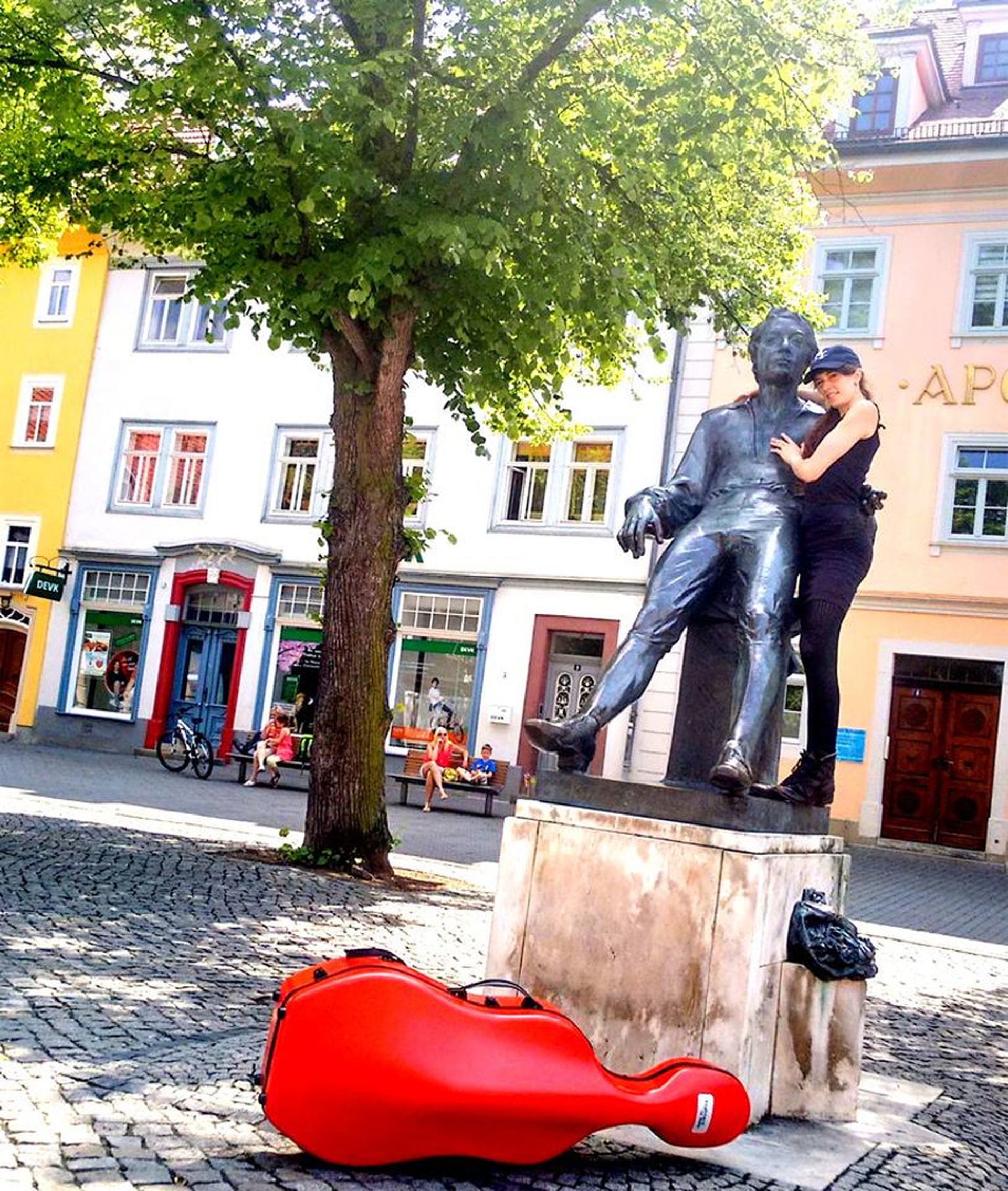 Una foto con la statua del suo amato Bach per Ida Riegels