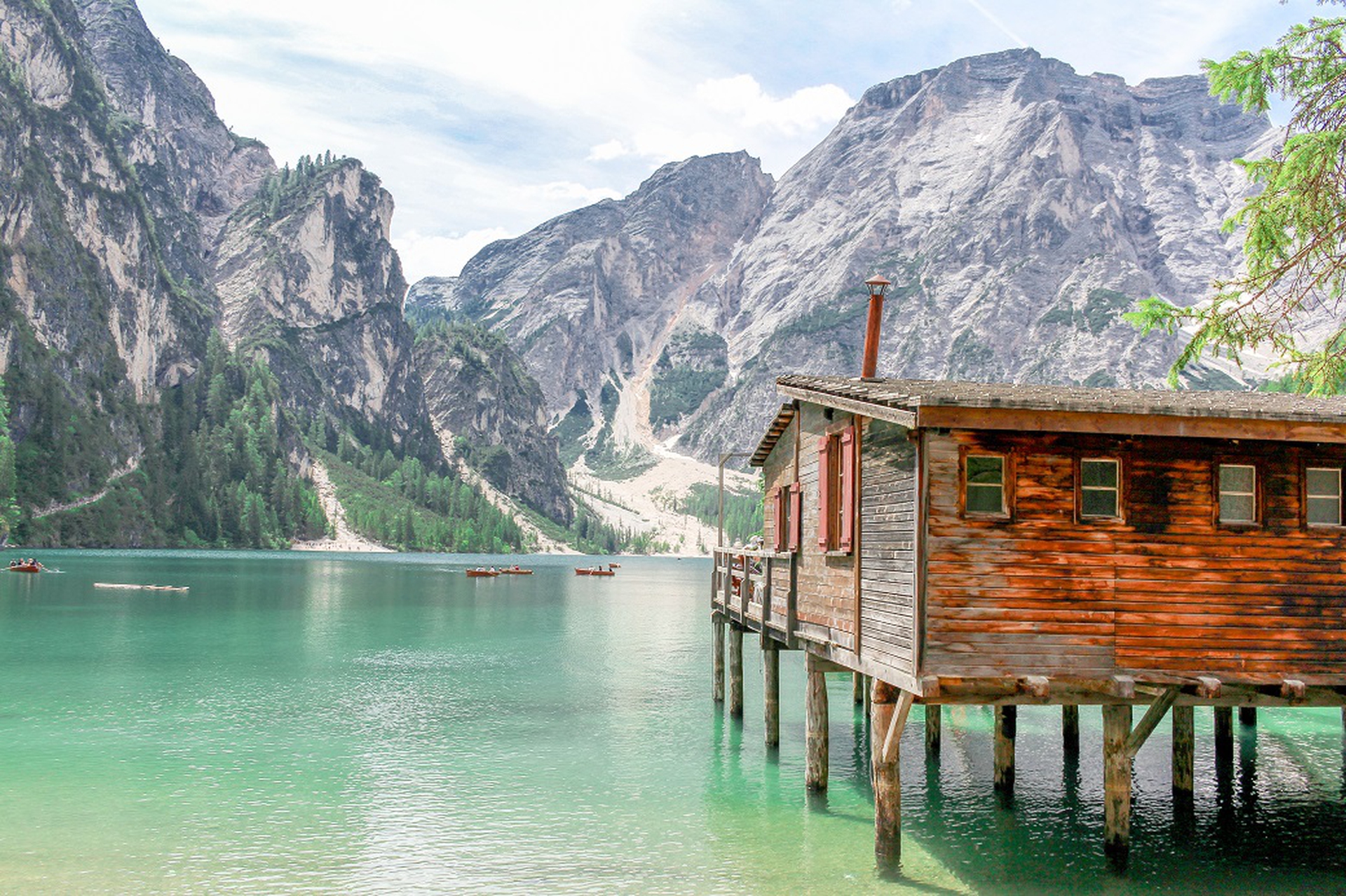 Il lago di Braies è una meta turistica sia d'estate che d'inverno