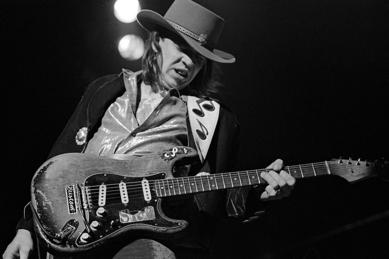 Stevie Ray Vaughan suona la sua Fender Stratocaster.