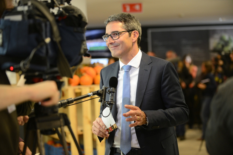 Arno-Kompatscher-alla-canteen