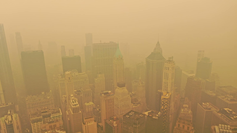 Aria irrespirabile a New York per il fumo degli incendi