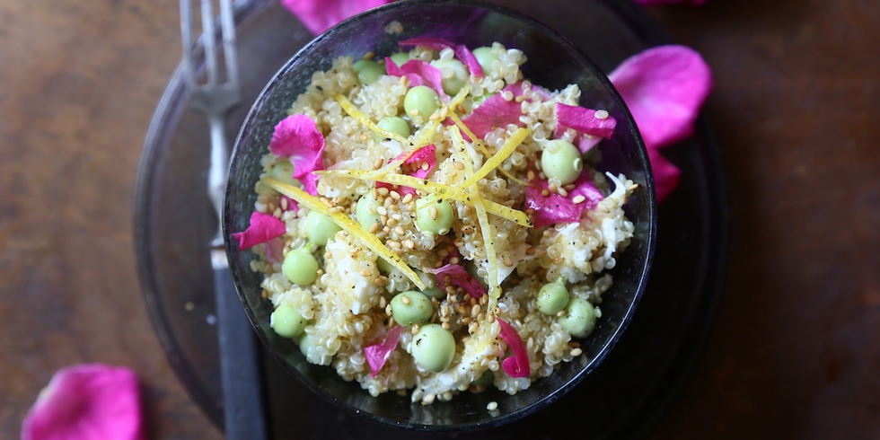 Insalata di quinoa, la ricetta fresca e profumata con piselli, primo sale e rose