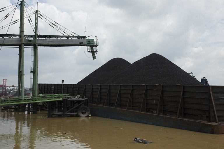 Estrazione di carbone nel Kalimantan orientale, Indonesia
