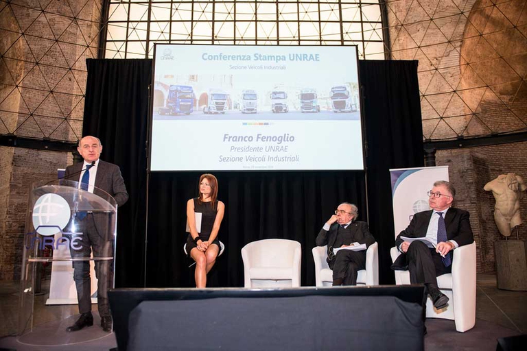 Durante la conferenza d’autunno della Sezione veicoli industriali Unrae dal titolo Trasportiamo l'Italia nel futuro si è parlato di tutti gli aspetti legati al trasporto pesante e alla logistica. Sul palco, anche il presidente della sezione veicoli industriali di UNRAE, Franco Fenoglio e il professor Alberto Clò. © UNRAE