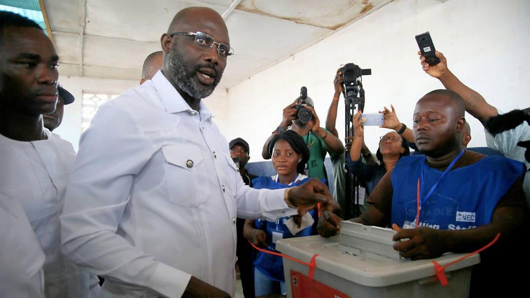 La presidente uscente aveva sconfitto proprio l'ex attaccante nel ballottaggio per le presidenziali del 2005, dopo la sanguinosa guerra civile: da quel momento Weah è diventato uno dei leader dell'opposizione, presentandosi come numero due nelle elezioni del 2011 perse da Winston Tubman sempre contro Johnson Sirleaf.