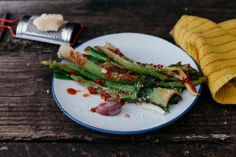 Sedano al forno con pomodoro e parmigiano