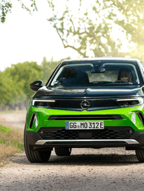 Mercato auto 2021, in crescita costante la quota di elettriche e ibride